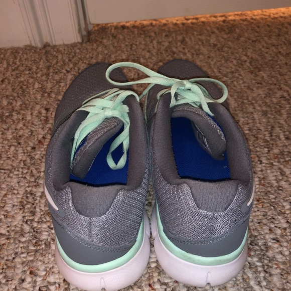 Nike Gray and Teal Running Shoes Sneakers - Picture 5 of 6